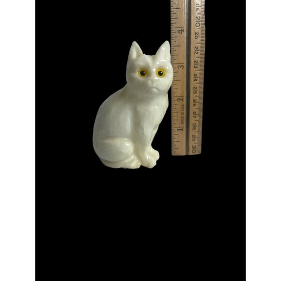 Vintage White Alabaster Cat Figurine With Yellow Eyes Made In Japan - Picture 5 of 5